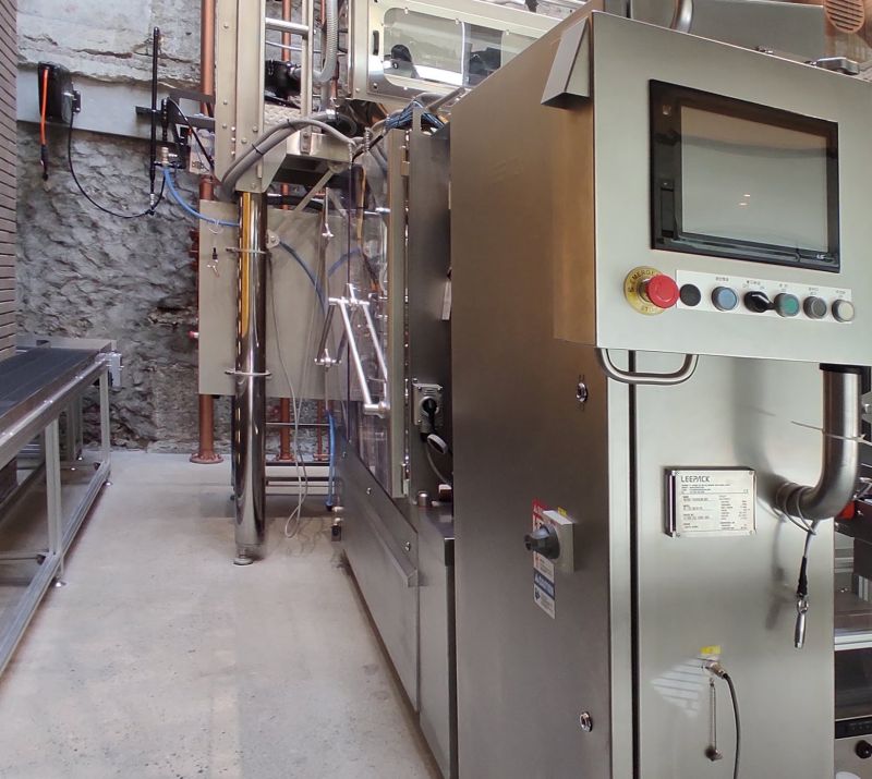 입구쪽에 자리한 로스팅 기계