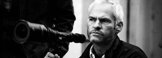 카메라를 들고 있는 마틴맥도나 감독 사진