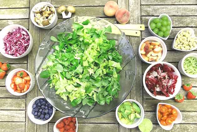 큰채소그릇-중심으로-작은-채소-견과류-과일그릇들이-있음