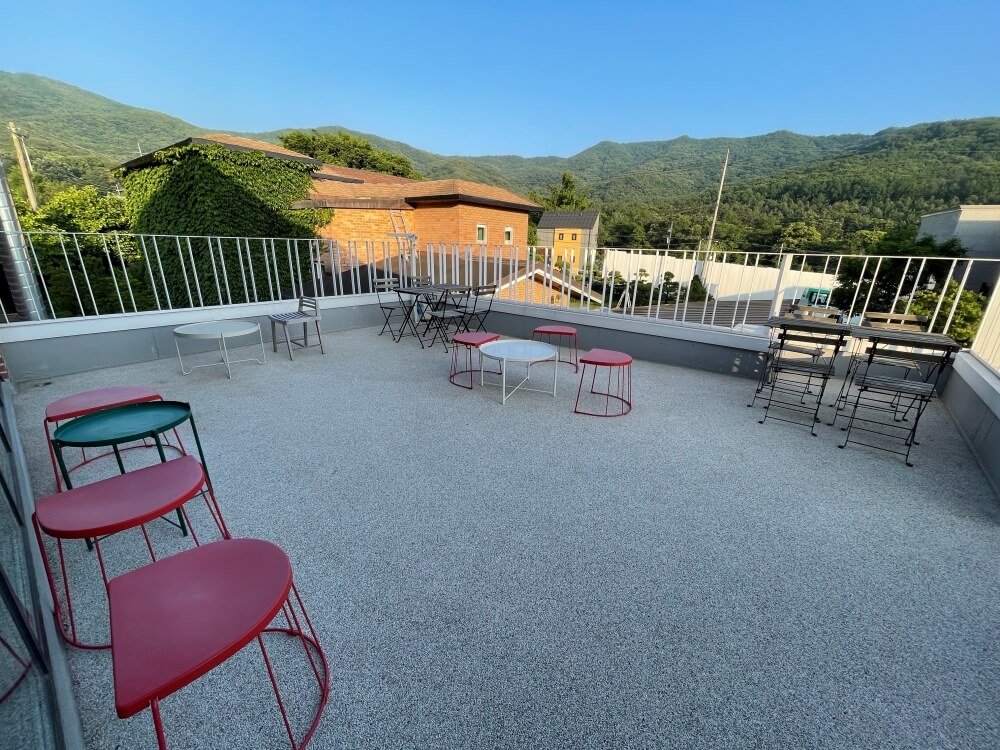 브런치-카페-뒤란-2층-야외-테라스-모습