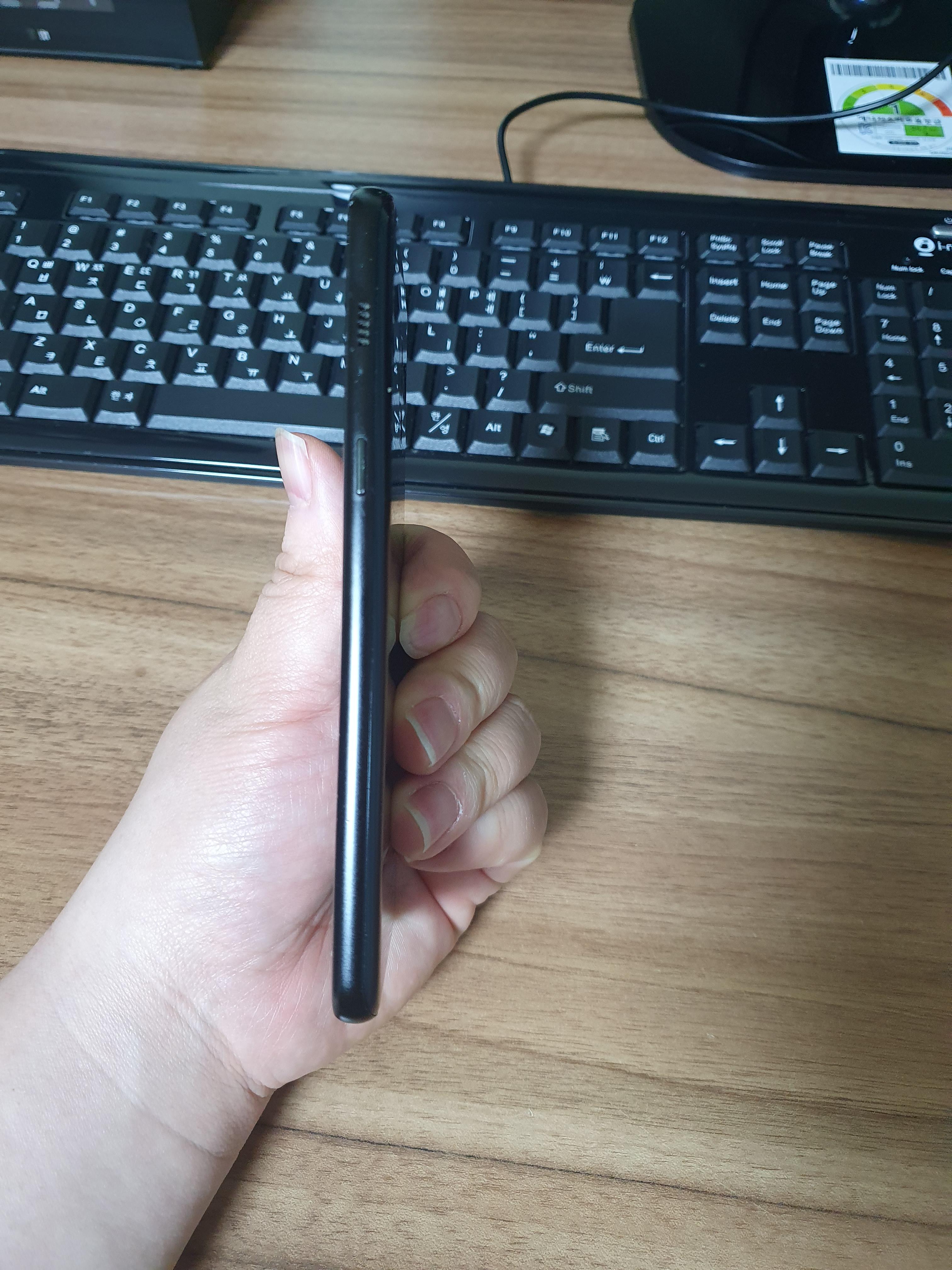 A8 2018 측면부 스피커 사진