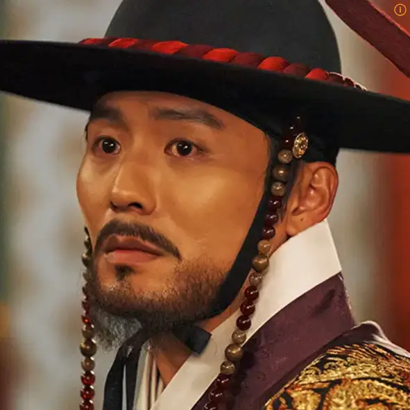 세작-
붉은색 임금한복을 입고 임금 갓을 쓰고 불안한 얼굴을 하고있는 이선