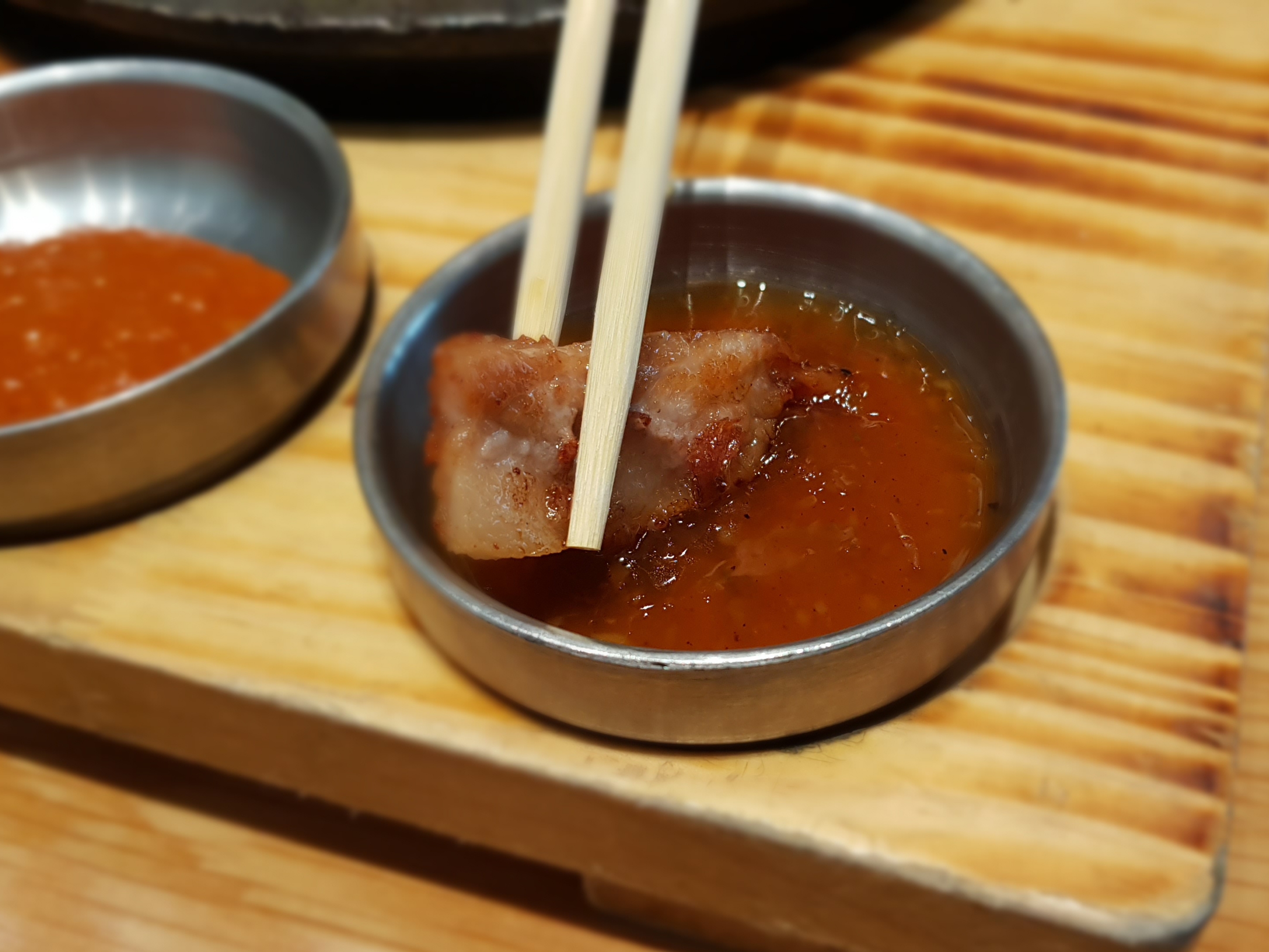 항정살에 소스를 찍어먹으면 아주 맛있어요.