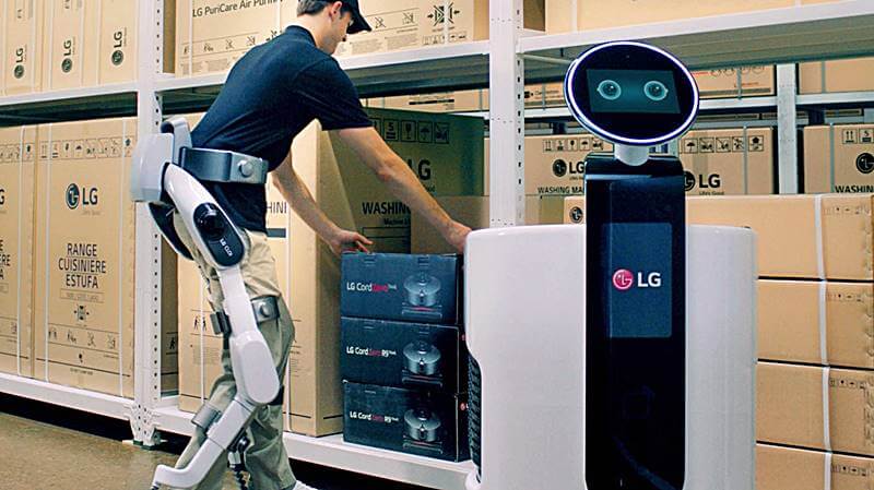 외골격-파워-슈트를-착용하고-물류작업을-하는-모습