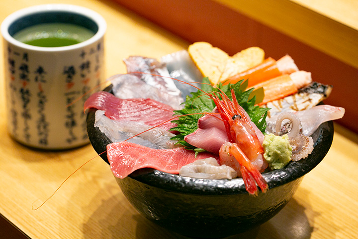 해산물이 올려진 가이센동 덮밥