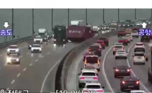 인천대교 대형 컨테이너 낙하 사고, 도로 위의 위험