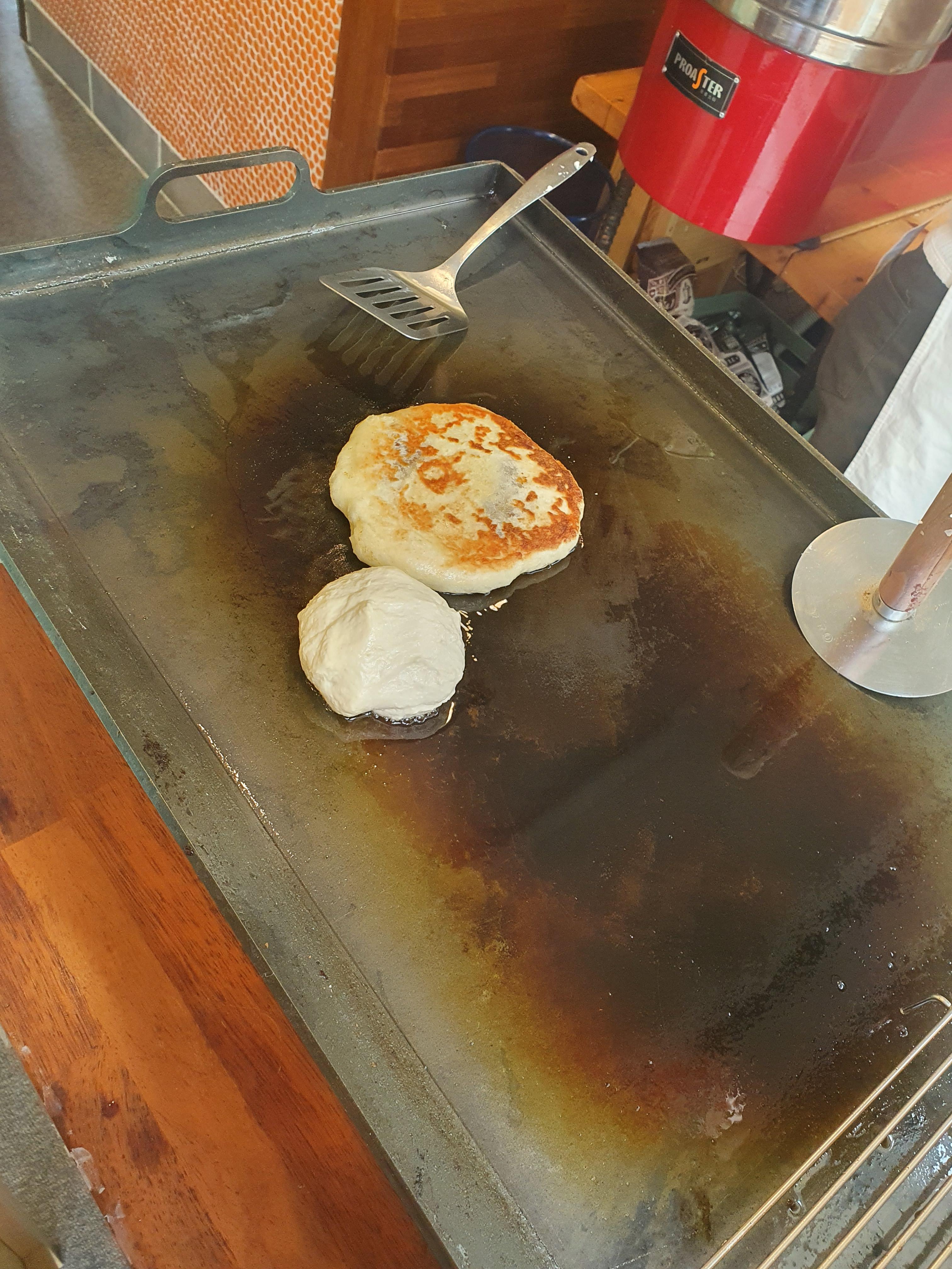 지글지글 맛있게 튀겨지는 우유호떡