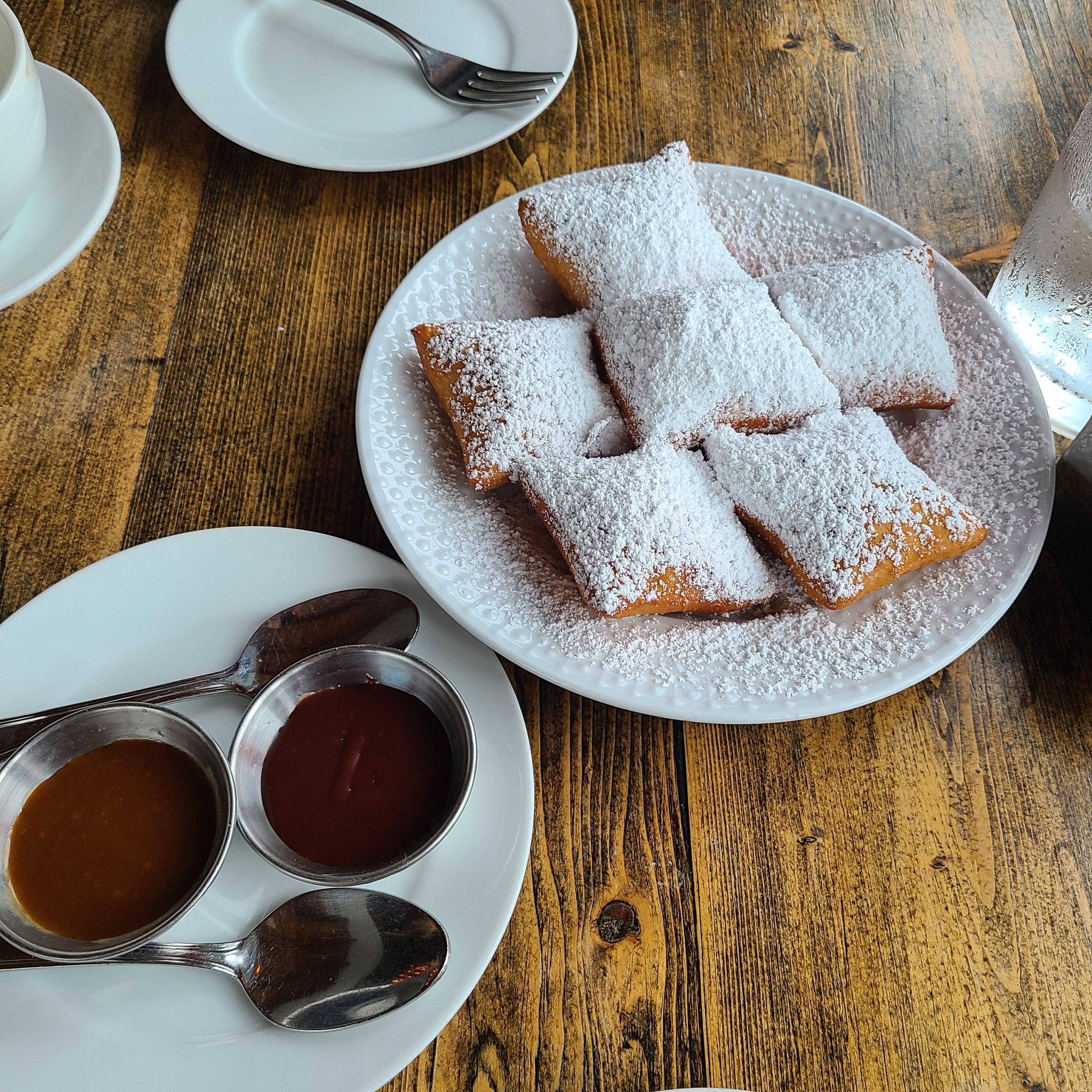 시럽과 함께 나온 Beignet