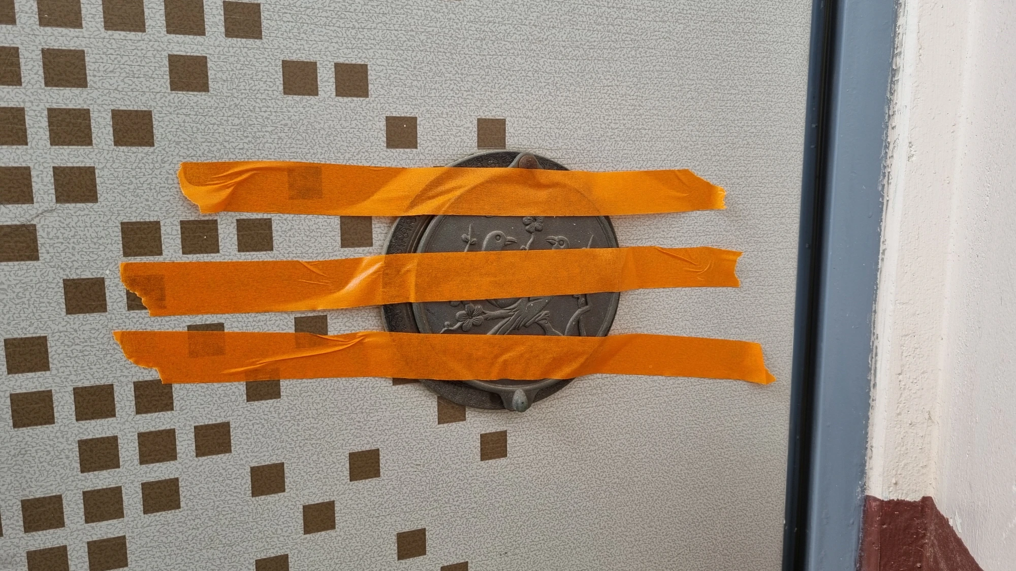 우유 투입구 커버 테이프 붙인 모습