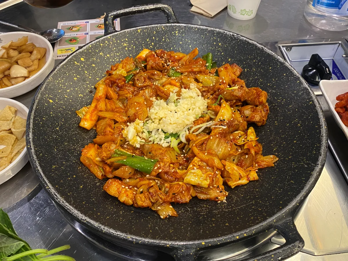 빨갛게-양념된-고기