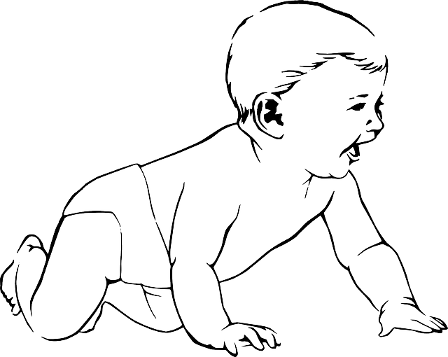 기어다니는 아기 웃고있다