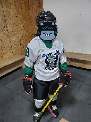 헬멧, 스케이트, 스틱, 글러브, 팬츠까지 완벽하게 차려입은 아이스하키 유니폼