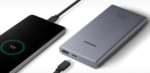 보조배터리로 충전하는 사진