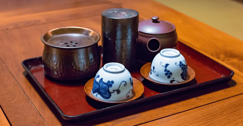 차를 만들 수 있는 재료들이 쟁반 위에 올려 있다