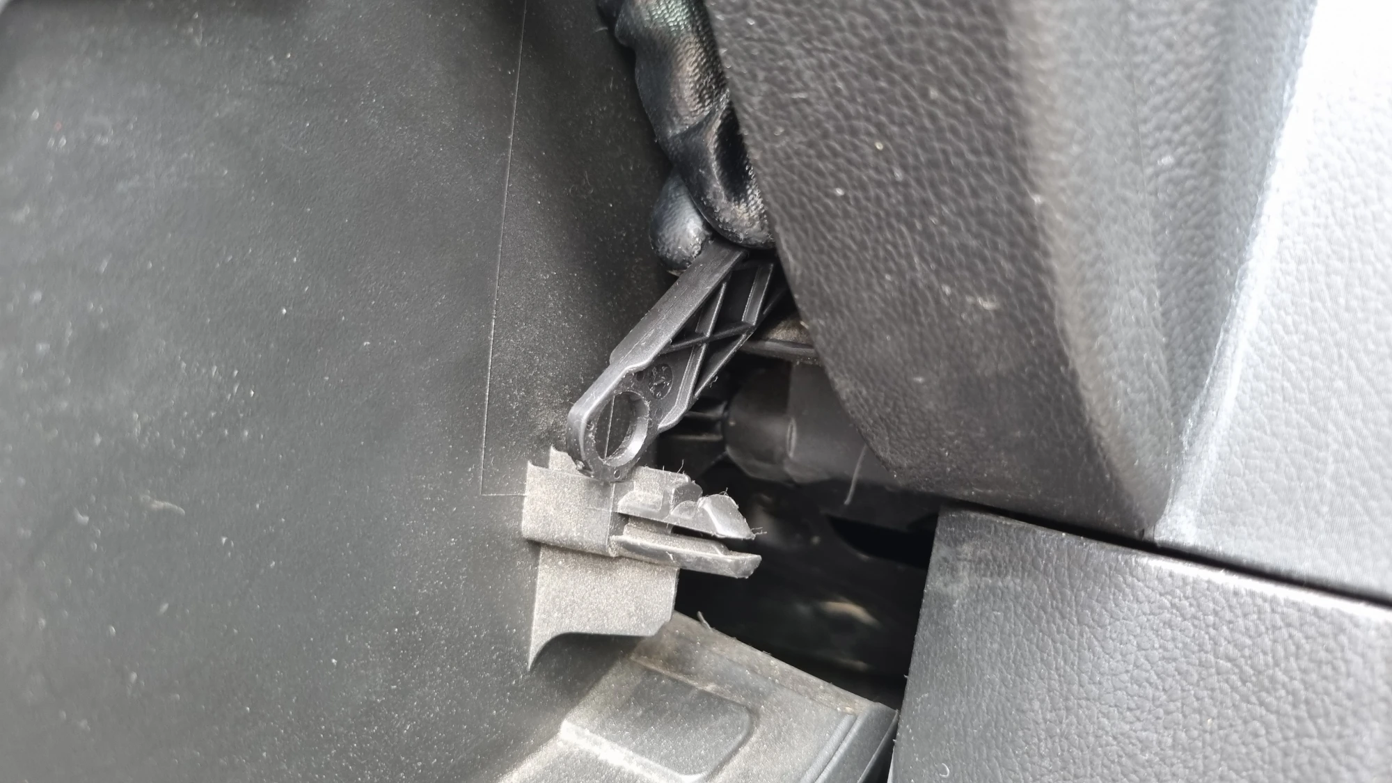 글로브박스 고리 뺀 모습