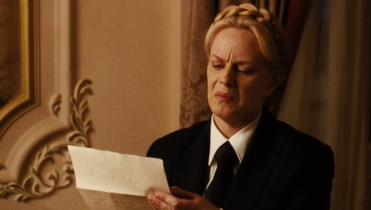 조지아-편지-읽는-호텔직원-건터