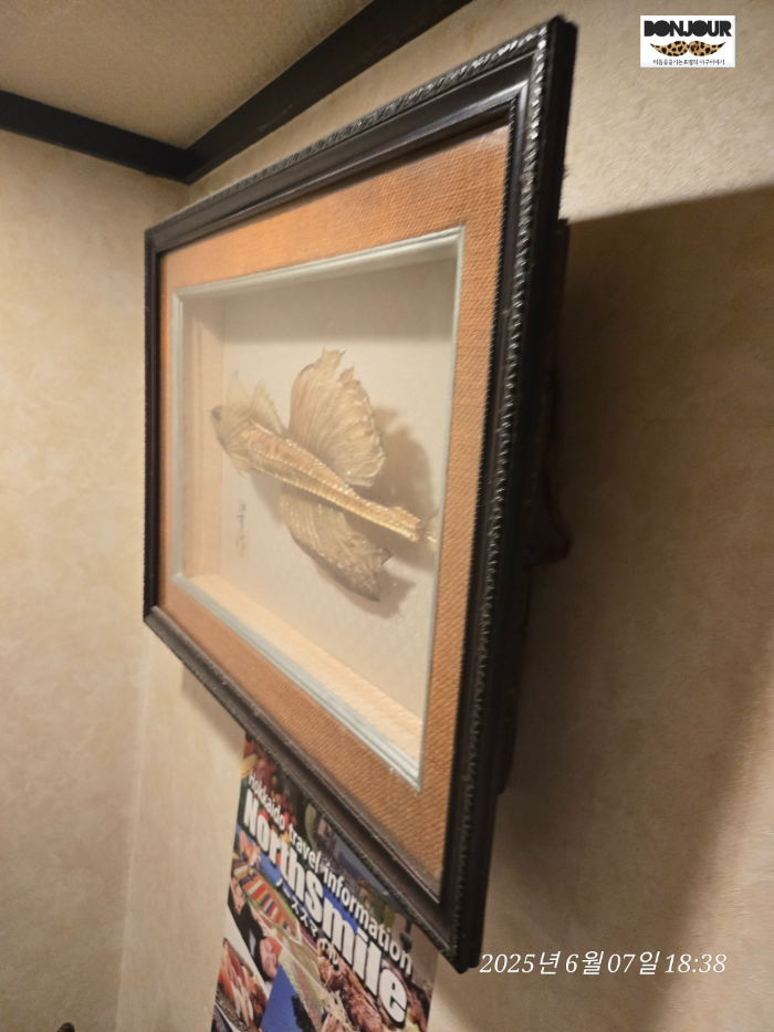 식당 내부 우오마사 분위기가 나는 물고기 액자