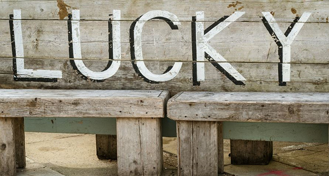 LUCKY 영문이 쓰인 배경 사진