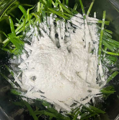 부침가루와 액젓 넣기