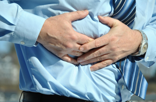 사람이 배를 잡고 있는 모습