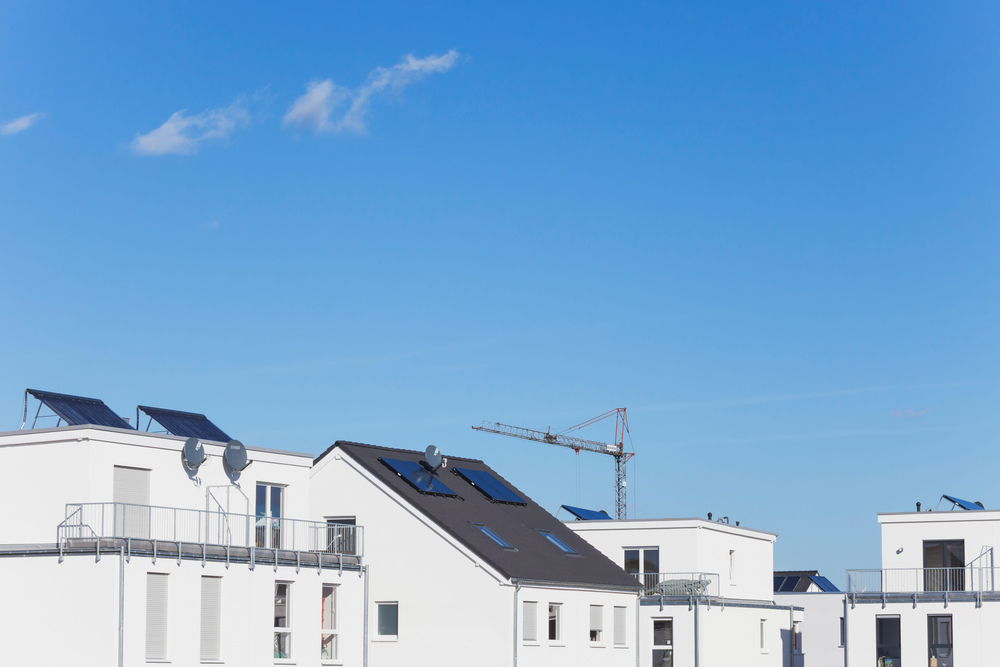 패시브하우스란 에너지 효율을 극대화하여 주택 내부에서 최대한 많은 양의 열을 보존하는 건축 방식입니다. 이러한 주택은 겨울에도 따뜻하며, 여름에는 시원하게 유지됩니다. 패시브하우스는 절약적인 에너지 사용과 친환경적인 생활을 더욱 강조하면서도 편안한 환경을 제공합니다.