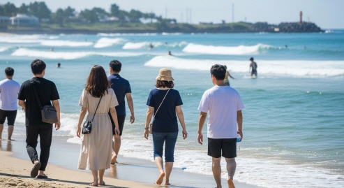 제주도 해변에서 산책하는 사람들, 시원한 바람과 파도
