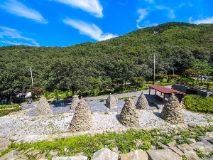 석모도 수목원 돌탑들모습