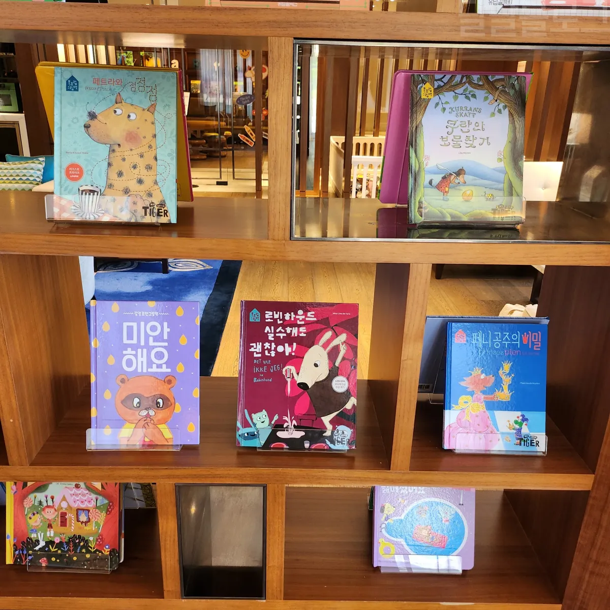 패밀리라운지-내부-책