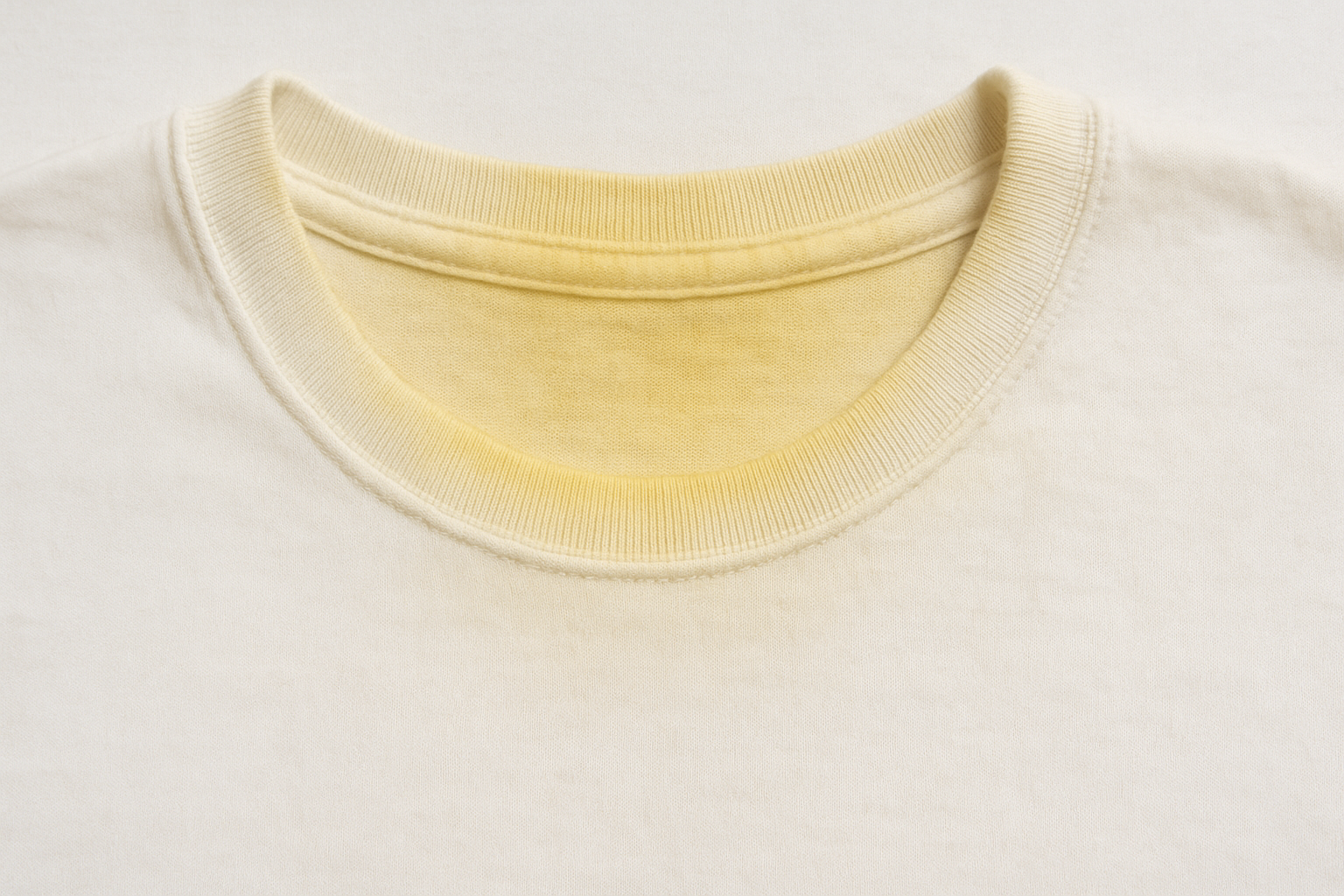 누렇게 변한 흰옷 목카라, 새하얗게 되살리는 초간단 세탁법