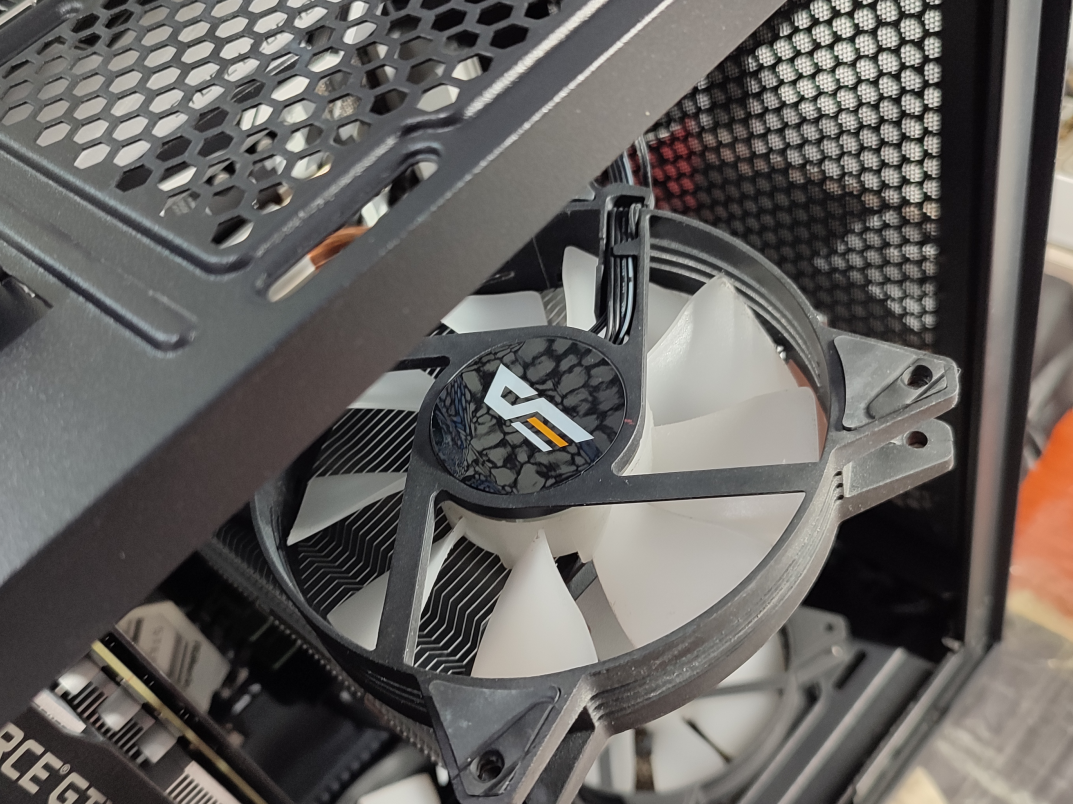 다크플래쉬 팬은 베어링 구멍이 막혀있어요.