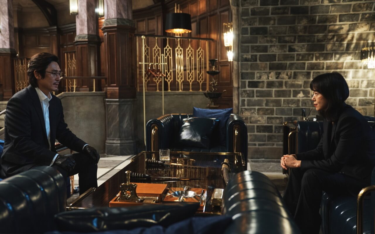 엔터테인먼트 사무실에 서로 마주보고 앉아있는 차민규와 길복순