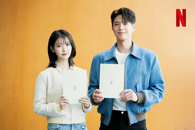 대본을 들고 있는 폭싹 속았수다 출연진 아이유, 박보검