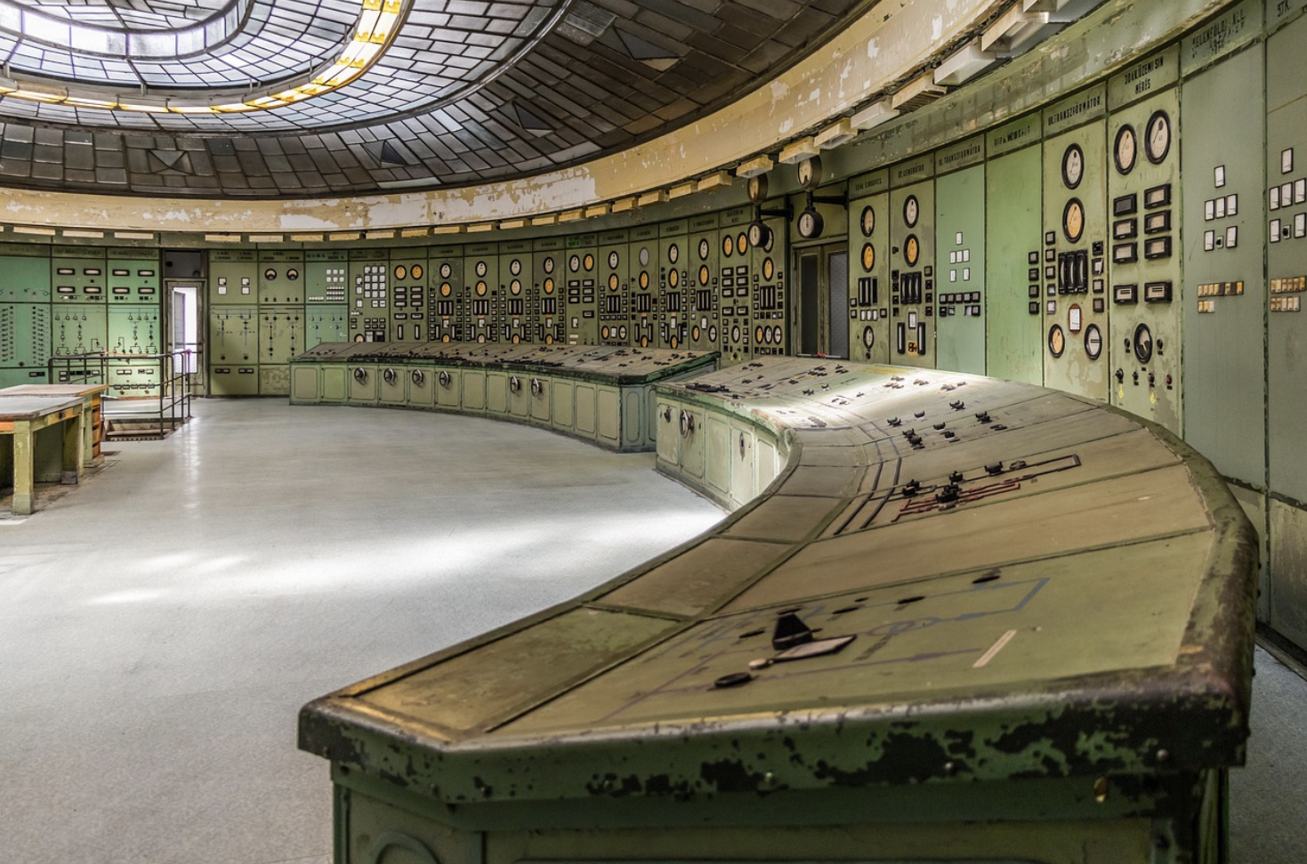 전자기기 폐기물의 예술적 재구성: 버려진 회로 기판에서 피어나는 스팀펑크의 향연