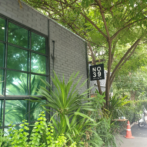 치앙마이 카페 투어 ⑤ : 인생샷을 찍을 수 있는 뷰 맛집 (No. 39 Cafe) _ NO 39라고 쓰여있는 작은 간판_ 큰 유리가 있는 건물