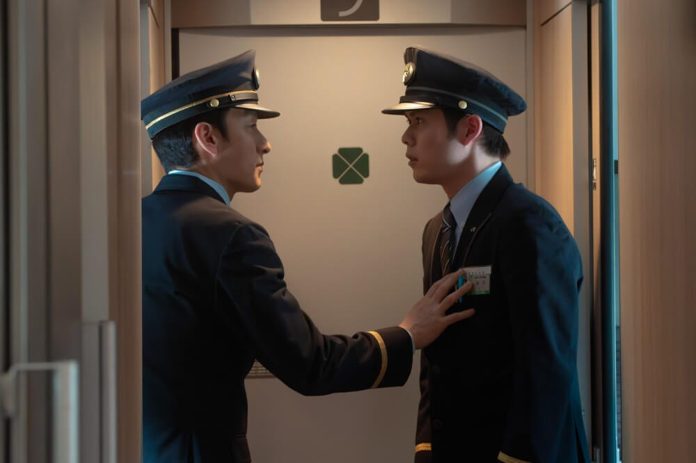 영화 신칸센 대폭파 스틸컷 &ndash; 두 차장이 복도에서 마주하며 결단의 순간을 맞이하는 장면