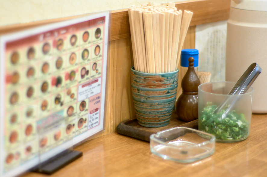 반가워 재털이. 아직 일본에서는 식당에서 담배를 필 수 있다.