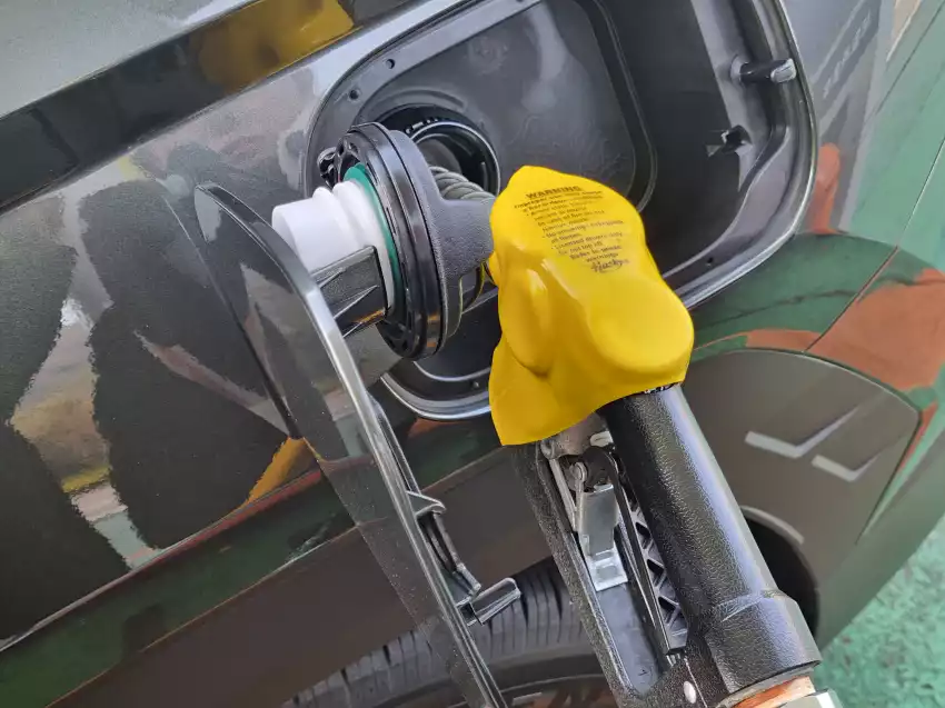 더 뉴 투싼에 주유하던 모습입니다.