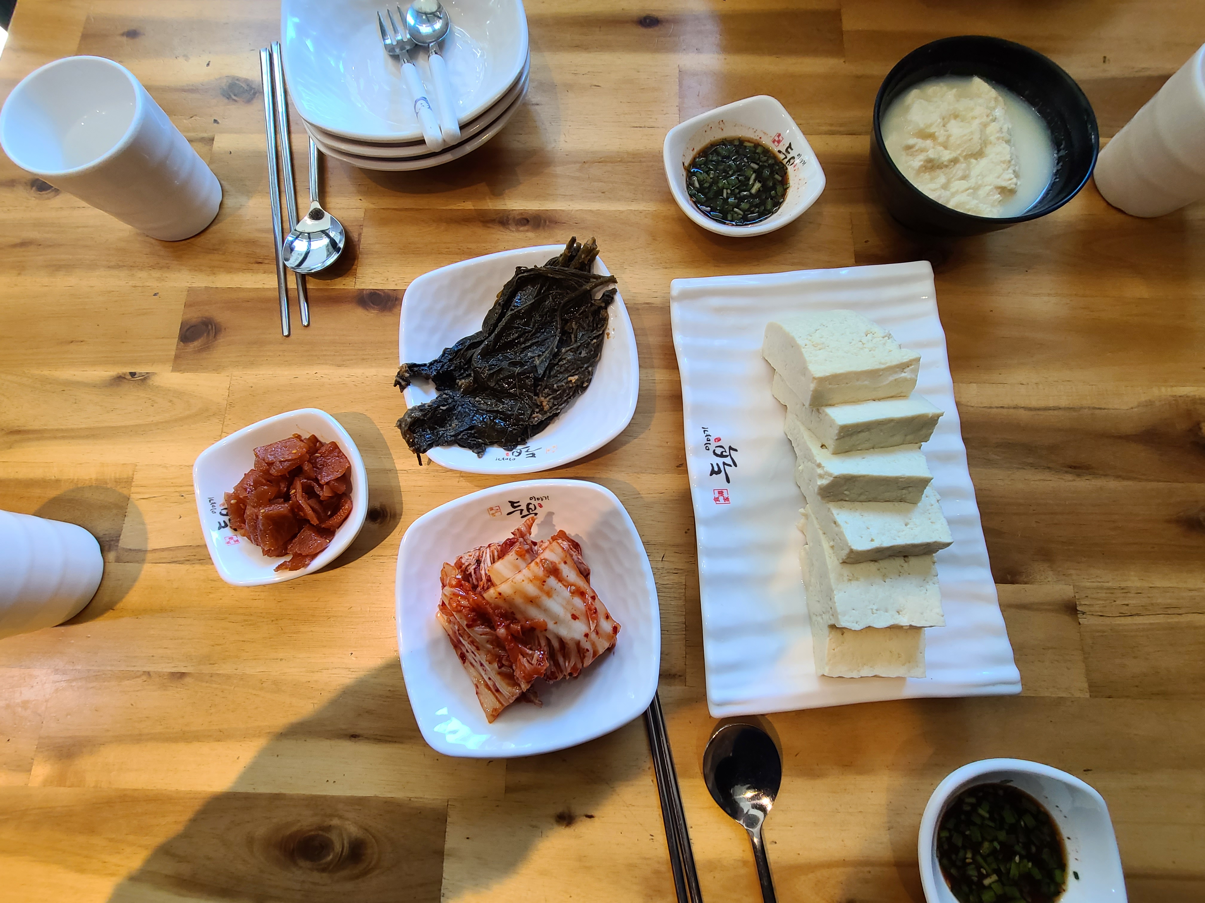 배추김치-깻잎장아찌-무장아찌-두부