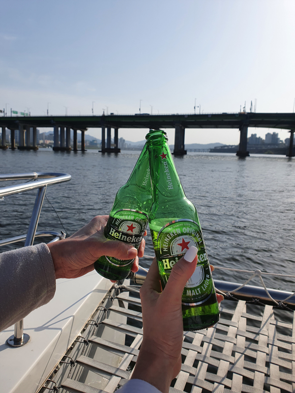 요트-위에서-맥주