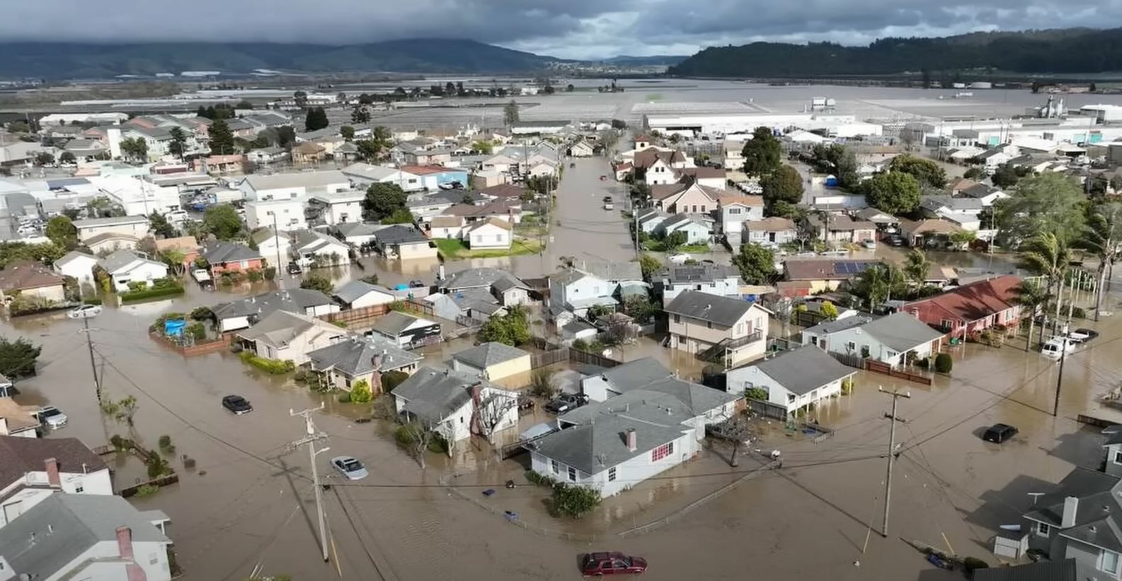 툴레어호수 - 눈이 녹은 물로 호수마을이 물에 잠긴 모습