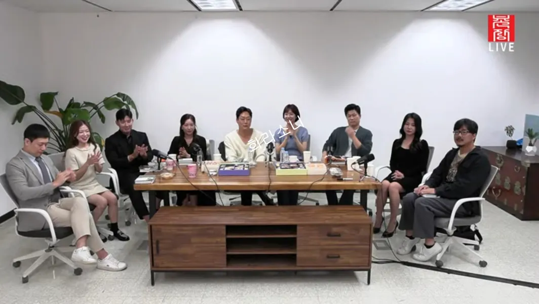 나는 솔로 16기기 마지막회 라방을 위해 둘러앉은 모습.