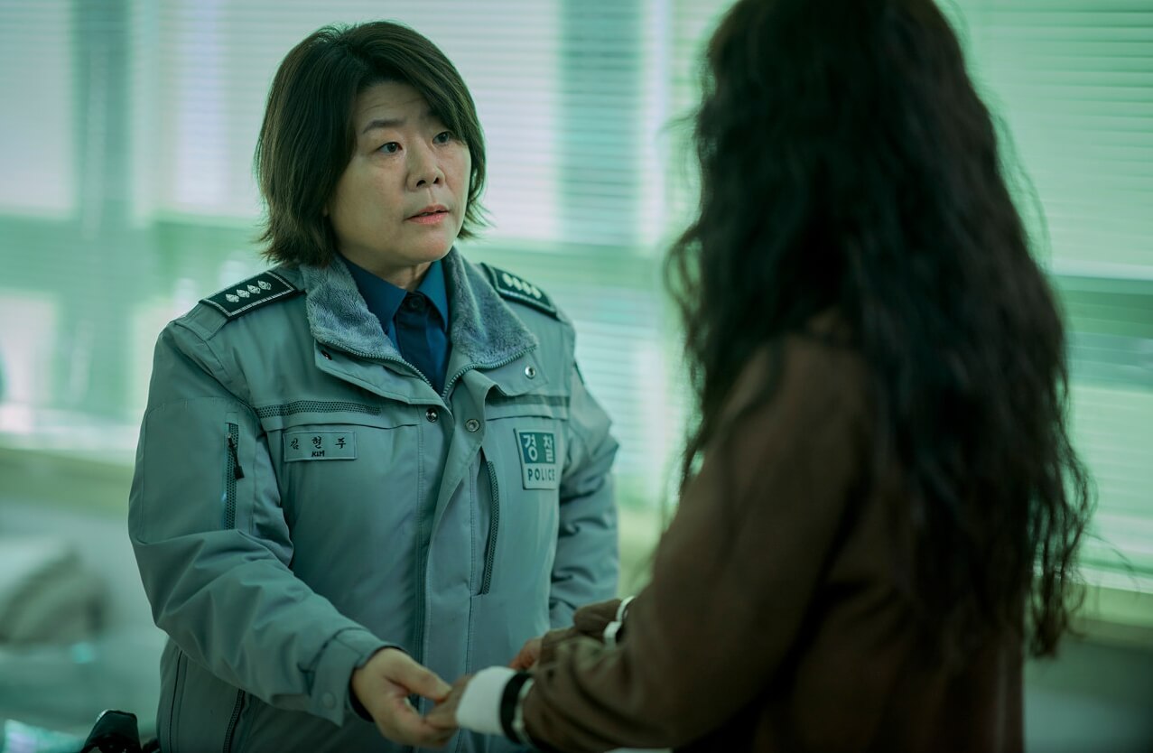 하얀 차를 탄 여자