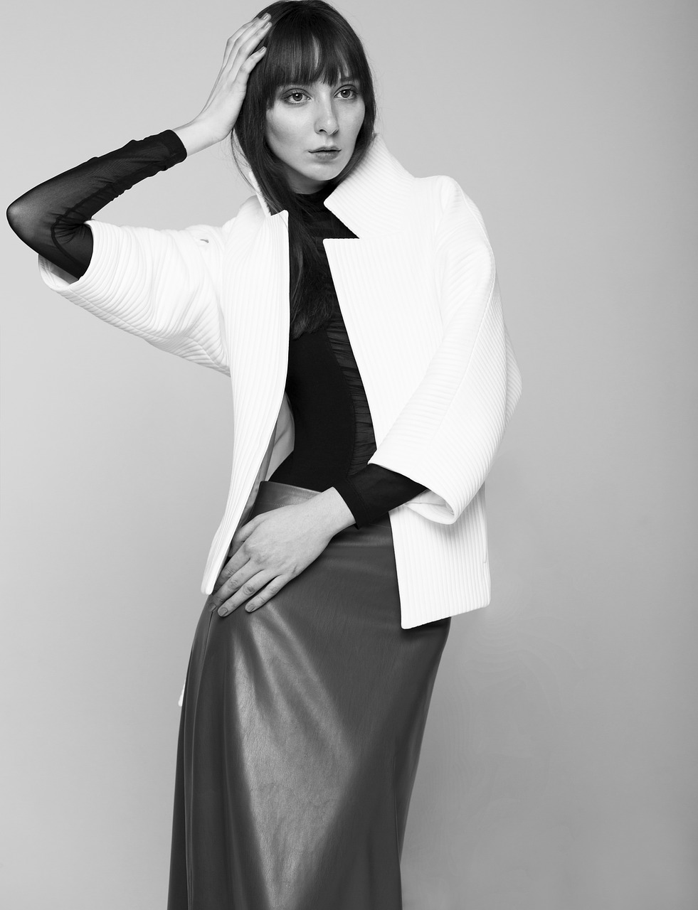 화이트와 블랙으로 의상 완성 사진