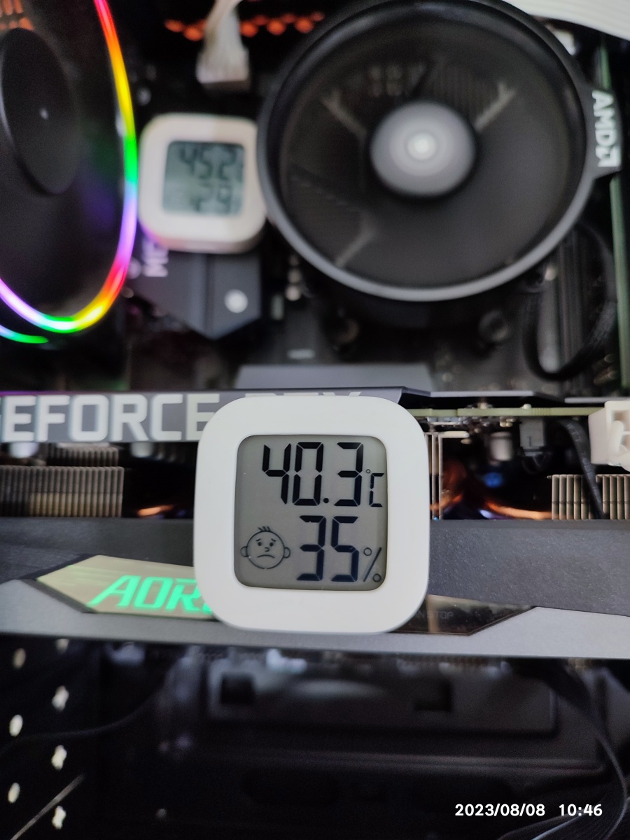 게임을 돌리니깐 그래픽카드 위의 온도계 온도도 올라가네요. 40도를 넘어가고 있습니다.