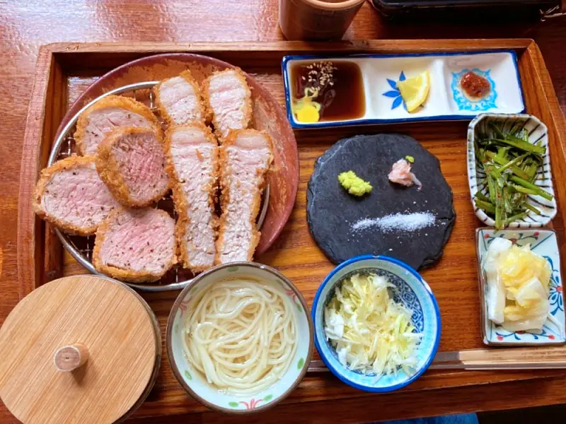 돈 잘버는 젊은사장 돈까스 소스 대신 소금, 와사비, 젓갈에 찍어먹는 족발 카츠, 수육 돈가스, 떡갈비 가스 홍대입구역 연남동 맛집 서장훈 주우재 추천 소개
