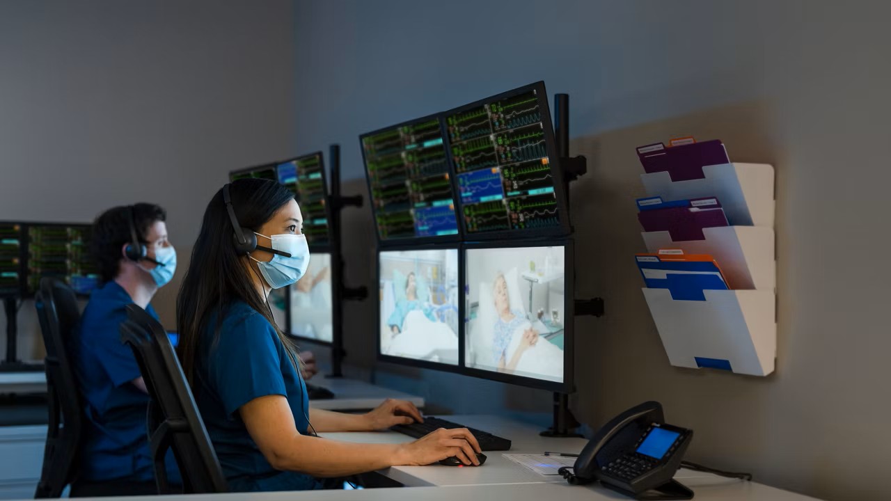 환자를 원격으로 모니터링 중인 의료진