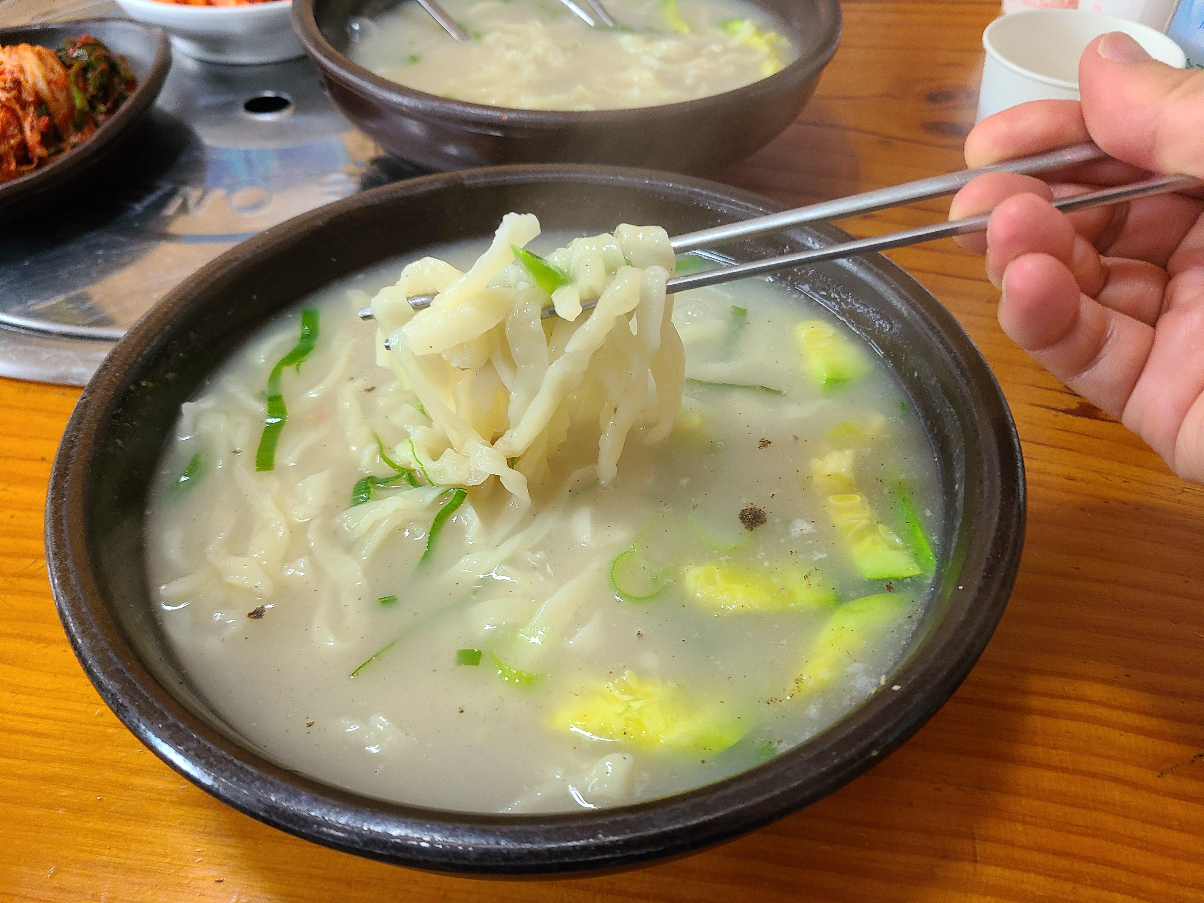 가마솥사골 손 칼국수 음식사진