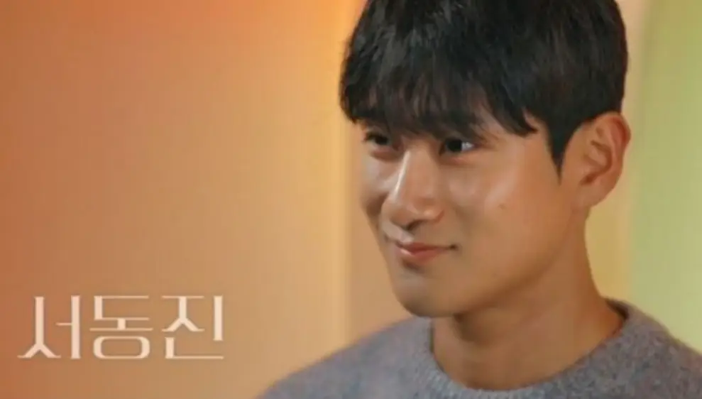 환승연애3-
앞머리를 내린 짧은 숏컷에 회색니트를 입고 미소짓는 서동진