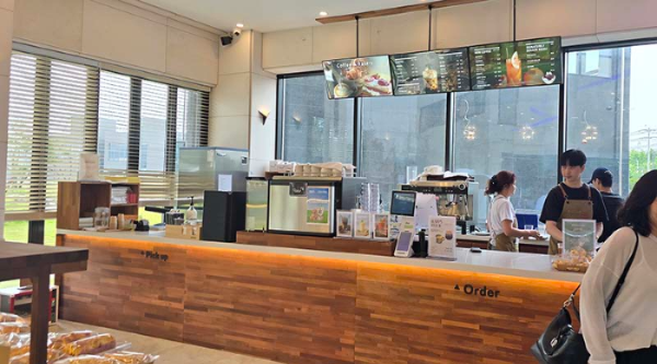 리움카페 주문 카운터