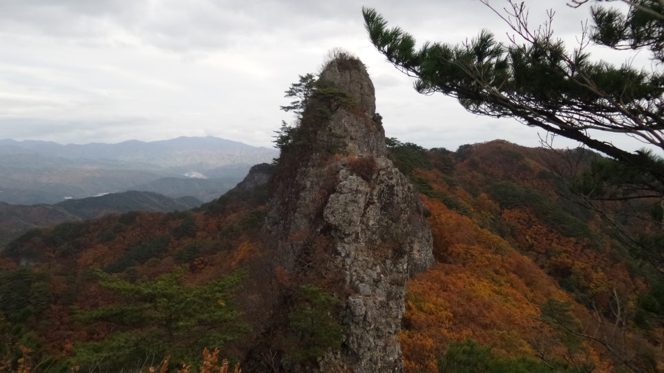 100대 명산 등산하기 첫번째 봉화 청량산은 소금강이라 불릴 만큼 아름다운 암봉과 깊은 계곡&amp;#44; 고요한 사찰 청량사가 조화를 이루는 경북 봉화의 대표 명산 